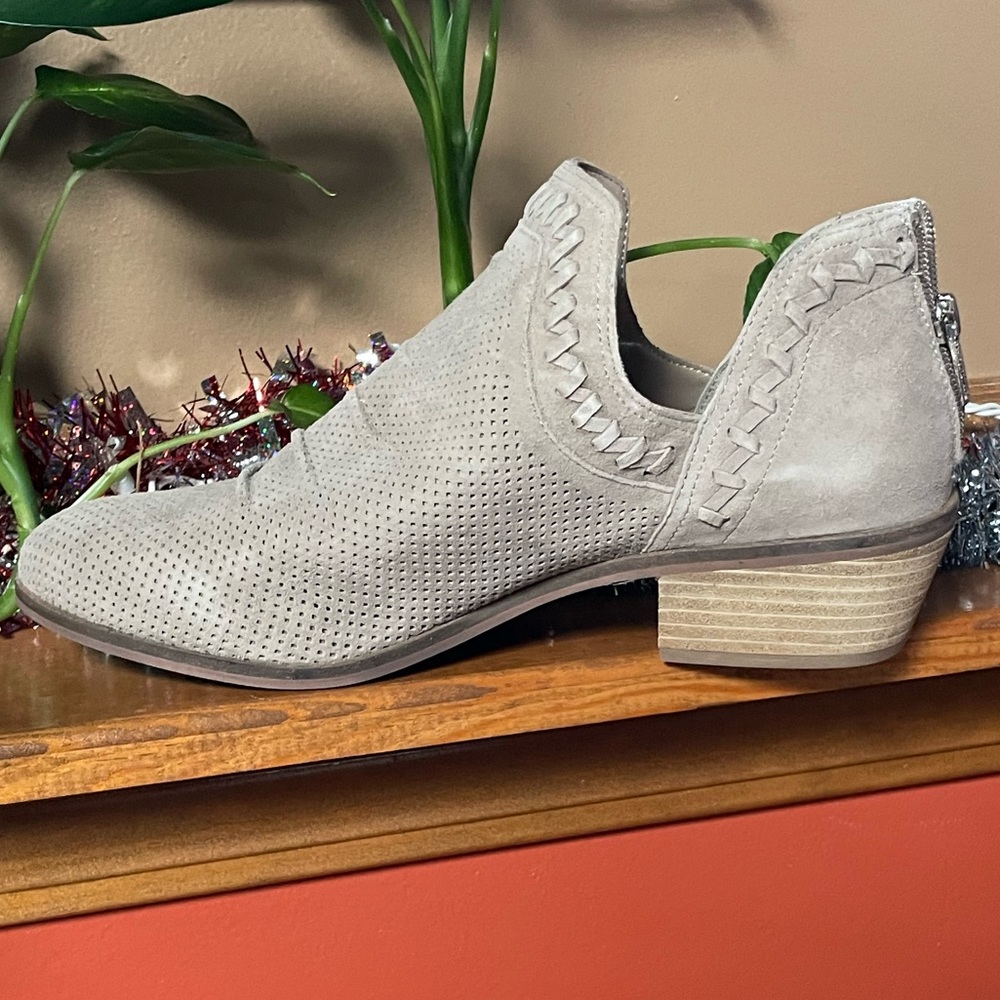 VINCE CAMUTO PERFORATED SUEDE ANKLE BOOTIE PALMINA WILD MUSHROOM. SIZE 11W.